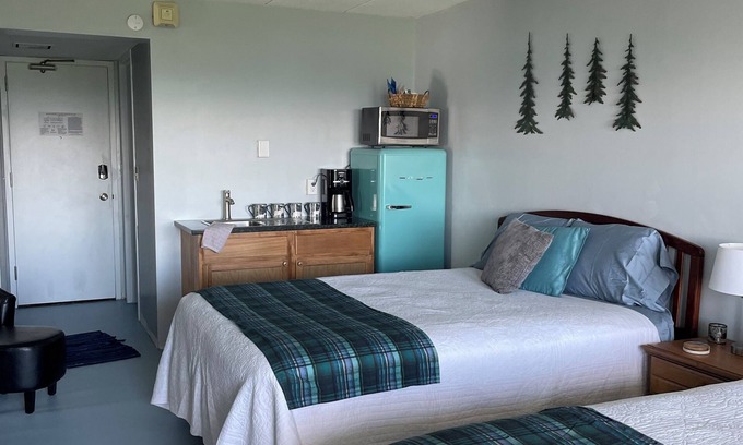 Weirs Beach Copropriété | Vintage Lake Charm w/ kitchenette Balcony/Million Dollar View Near Weir's Beach