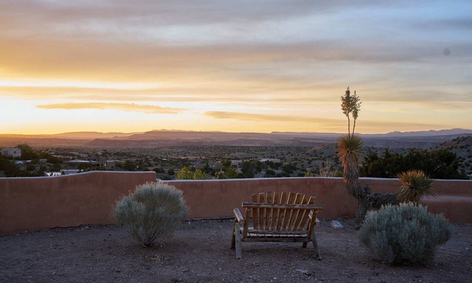 Placitas Maison | Million Dollar View Out in the Country Yet 20 lovely minutes to Albuq & 35 to SF