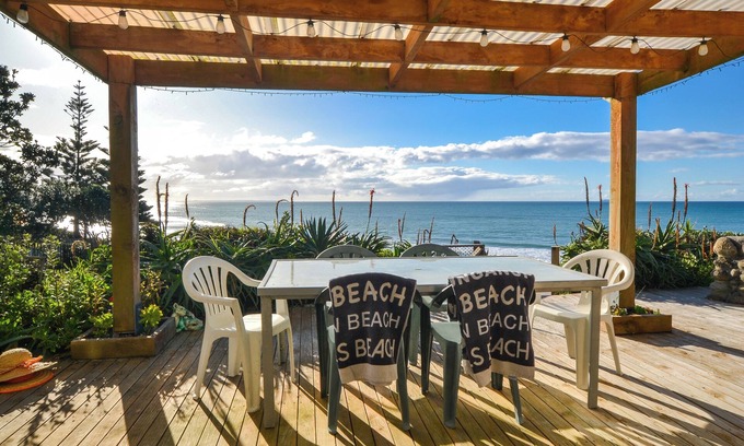 Pukehina Maison | Million Dollar View, Private Beach Access and a Spa Pool