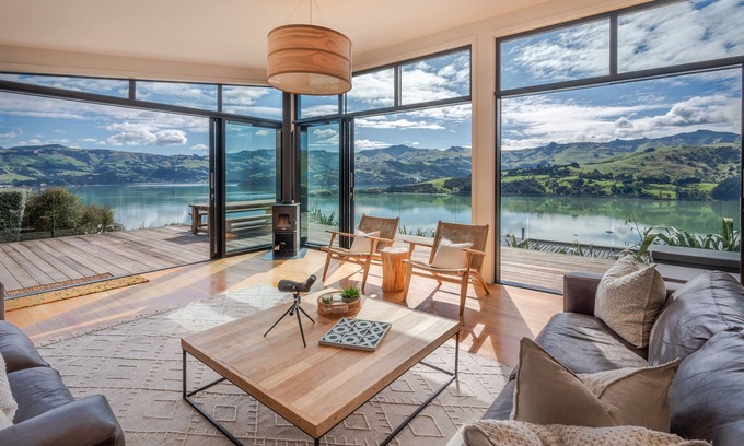 Akaroa Maison | Million Dollar View - Takamatua Holiday Home