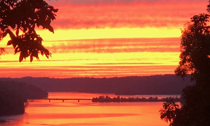 Dickel Maison | Million Dollar Views of Lake Normandy Sunsets- Jacuzzi for Fall/Winter Sunsets!