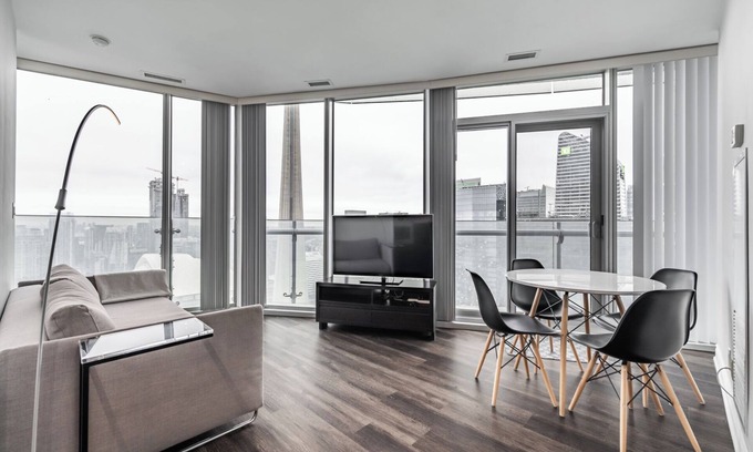 Toronto Entertainment District Appartement | MILLION DOLLARS CN TOWER AND VIEWS - 2 BEDROOM SUITE WITH PARKING AND BALCONY