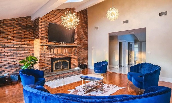 Chester Maison | Millionare Mansion w/ Lrg Hot Tub on 1.5 Acres - fun activities all around!