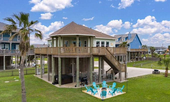 Crystal Beach Maison | Mimosa Cove - Seconds to the beach, beautiful view, loaded with amenities!