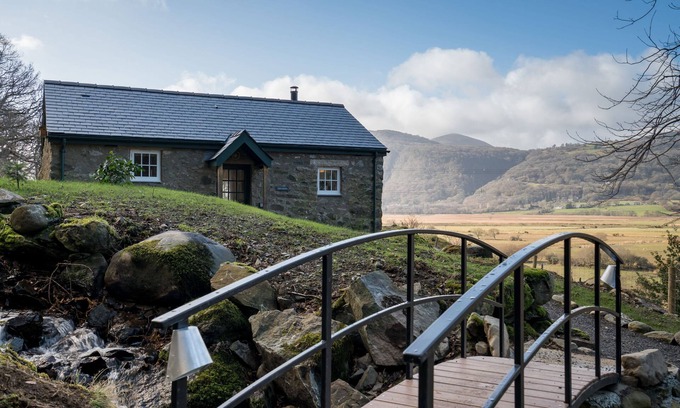 Tal-y-Cafn Cottage | Minafon est une conversion de grange isolée, l'endroit idéal pour une escapade romantique.
