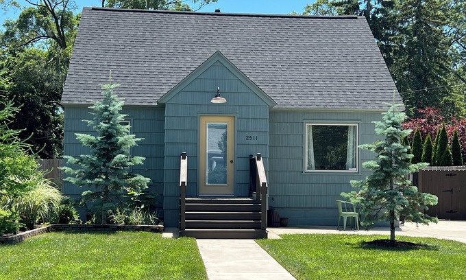 Lakeside Maison | Always Miner Ave - Cape Cod - Lakeside, Muskegon