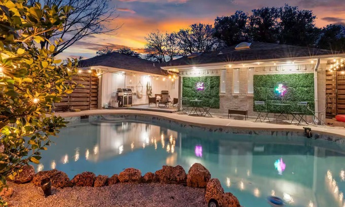 Lake Highlands Maison | Mini Golf | Pool | Game room | Stylish & Spacious | Wifi | Free Parking