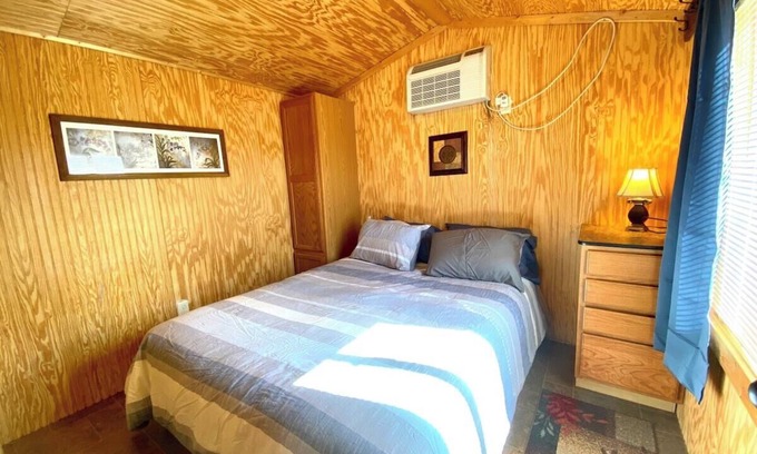Belfield Cabine | Mini Hunter Cabin - Tiny House near Medora, ND