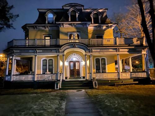 Plainfield Maison | Mini Mansion Hotel near public transportation is the yellow and green house on the corner of 8th st and Madison avenue