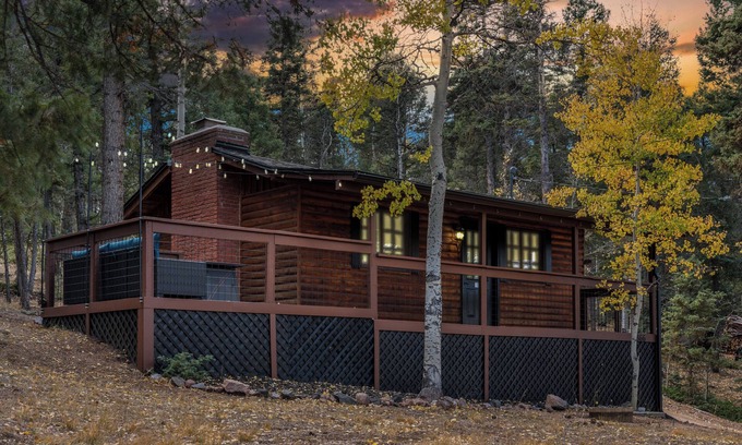 Divide Cabine | Mini Mountain Retreat surrounded by Trees in enchanting Divide with WiFi