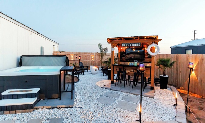 Lubbock Maison | Mini Oasis—Hot tub Fire Pit Bar+Lounge