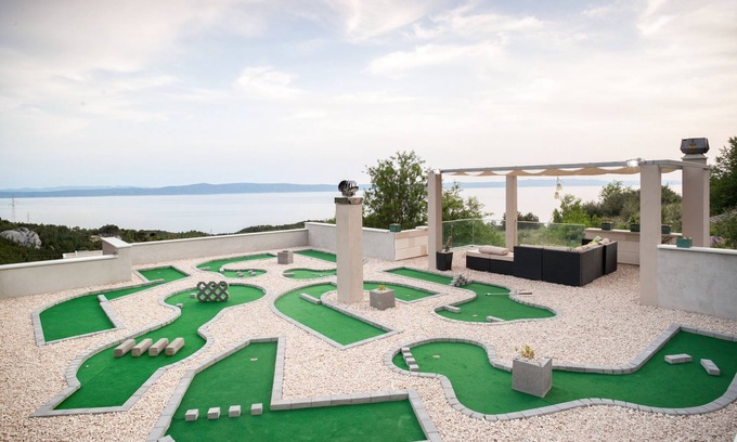 Makarska Villa | Piscine, jacuzzi, sauna, gymnase, mini golf, vélos, barbecue, wifi gratuit