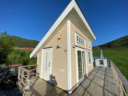 Sykkylven Appartement | Minihus med drømmeutsikt til Sunnmørsalpene