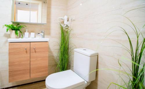 Carretera de Cadiz Appartement | Minimalist Executive Stay with FREE Parking - Malaga Center