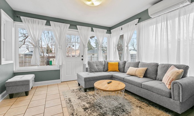 Powderhorn Maison | MINNeSTAY* Lyndale Pleasant Getaway