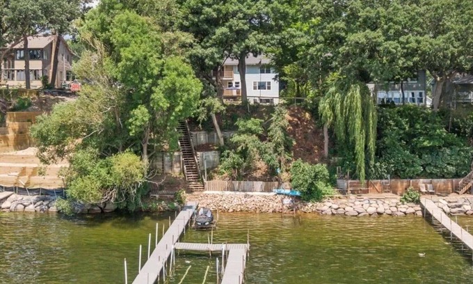Navarre Maison | MINNeSTAY* Minnetonka Dream