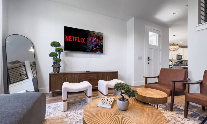 University Hills and Windsor Park Maison | Mins 2 Formula 1/Lux Retreat