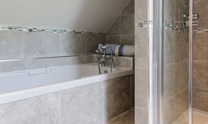 Tully Appartement | Mins walk from the beach. Great Location
