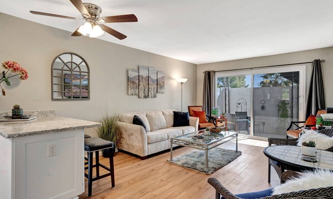 Town And Country Scottsdale Copropriété | Minutes from Old Town, renovated & private single story, pool outside the door.