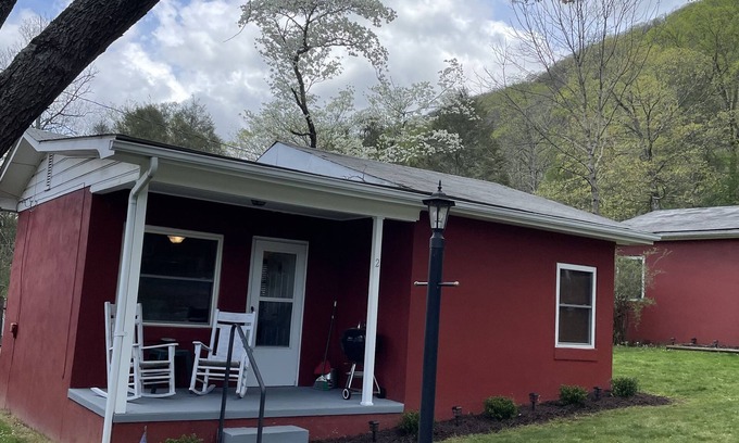 Maggie Valley Cottage | Minutes from Snow Tubing