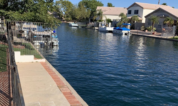 Harbor Island Maison | Minutes from State Farm Stadium. West Gate Lake front