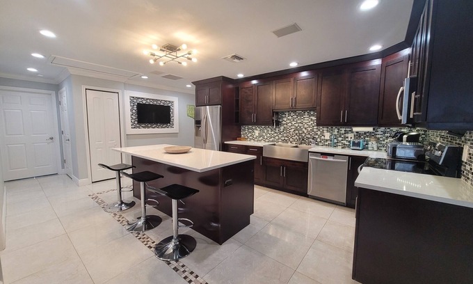 Pineapple Grove Arts District Maison | Minutes from the downtown life of Delray Beach and a mile away from the beach!