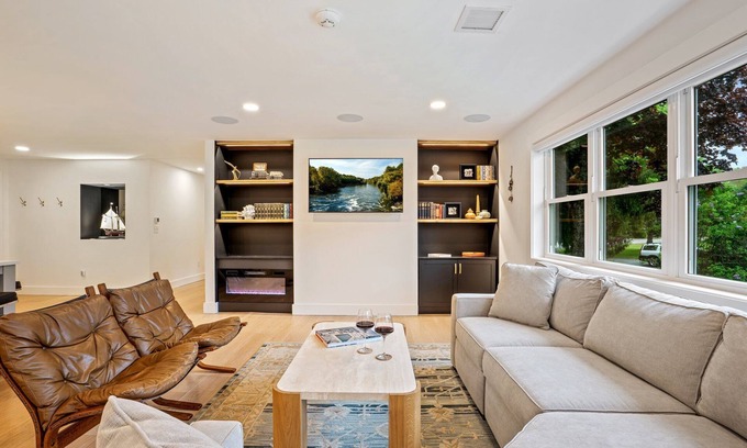 Southern Coast Maison | Minutes to Beaches, Fenced In Yard & Deck, Chefs Kitchen, Beautiful Modern Home