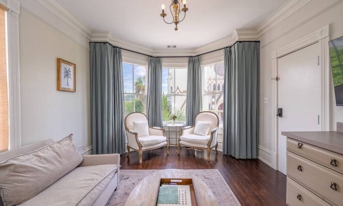 Historic Downtown Savannah Appartement | Mirabelle Suite 3 - Top Floor Suite in the Heart of Historic Savannah
