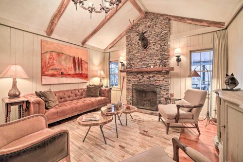 Mirror Lake Maison | Mirror Lake Cabin about 1 Mi to Dtwn Highlands!