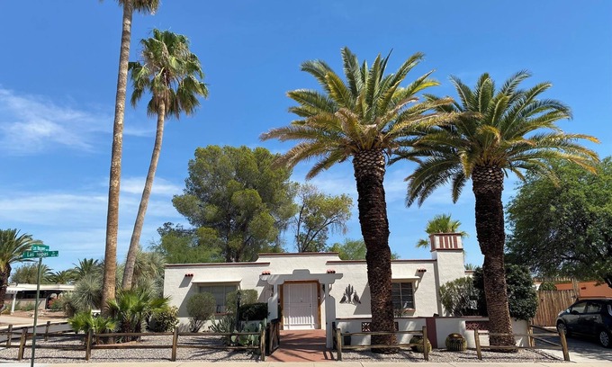Green Valley Fairways Maison | Mission style home in the center of Green Valley.