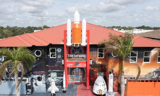 Loughman Maison | MISSION TO MARS EXTREME PRIVATE ATTRACTION VACATION HOME