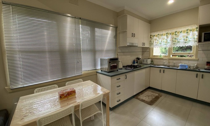 Mitcham Maison | Mitcham train station 2 bedrooms unit