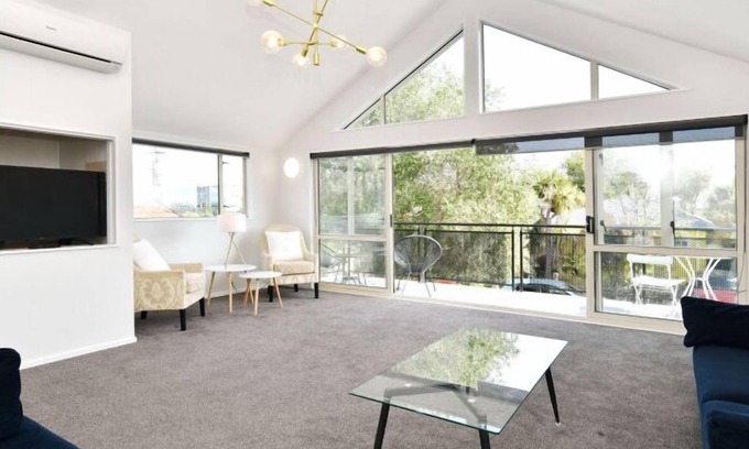 Christchurch City Centre Maison | Brook Haven - Sleek Modern Home in Graceful Gardens with Flowing Creek