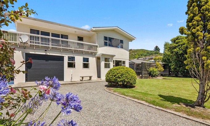 Waikawa Bay Cottage | Moana Escape - Waikawa Holiday Home