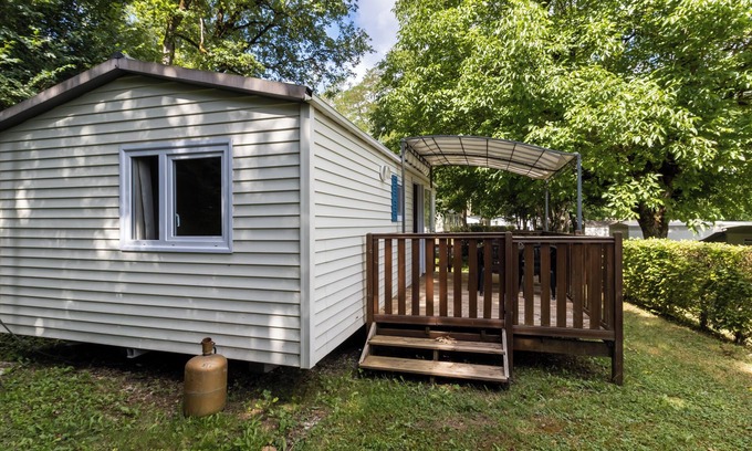 Saint-Pompont Maison | Mobile Home 'Le Chene' with Shared Pool, Private Terrace and Private Garden