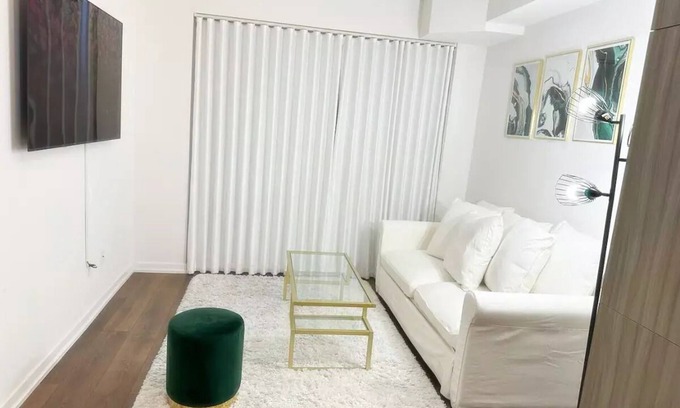 Henry Farm Copropriété | Modern 1+1 Condo Suite in Toronto + Free Parking!
