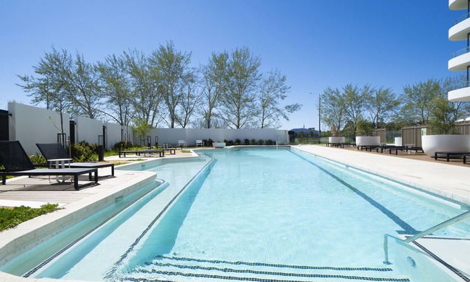 Phillip Appartement | Modern 1-Bed Apartment With Parking, Pool and Gym