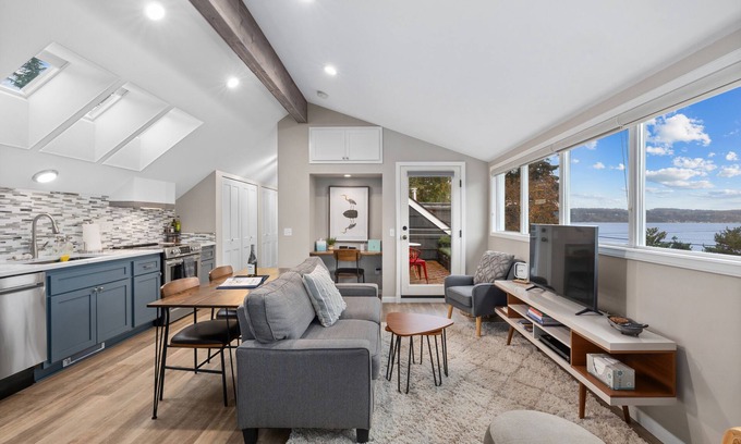 Mukilteo Appartement | Modern 1 BR apt in Old Town w/view. Walk to beach.