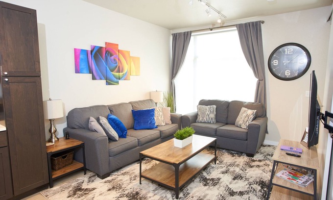 Powderhorn Appartement | Modern 1 BR, Free Parking, Fast Wi-Fi, W/D, Desk