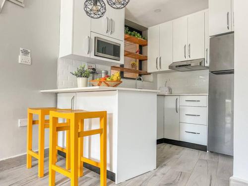 Central Kampala Appartement | Modern 1BR Apt Near Acacia Mall