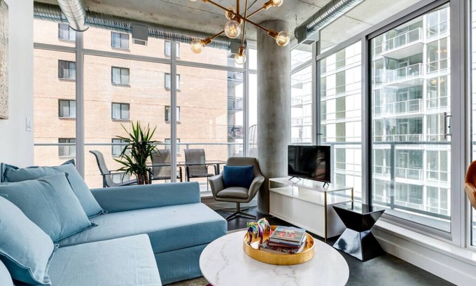 East Village Copropriété | Modern 1BR Condo for 4 | Great Views + Balcony!