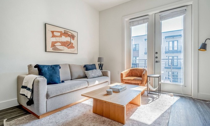 Highland Appartement | Modern 1BR in the Highlands w/ Pool, W/D & Gym, walkable, by Blueground
