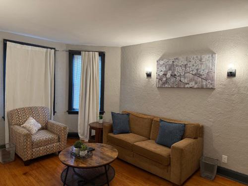 Gage Park Appartement | Modern 1BR Outdoor Space & Cozy Vibes