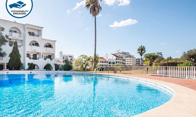 Areias de Sao Joao Appartement | MODERN APARTMENT, CENTRAL TO ALL AMENITIES, WI-FI, POOL AND CLOSE TO THE BEACH
