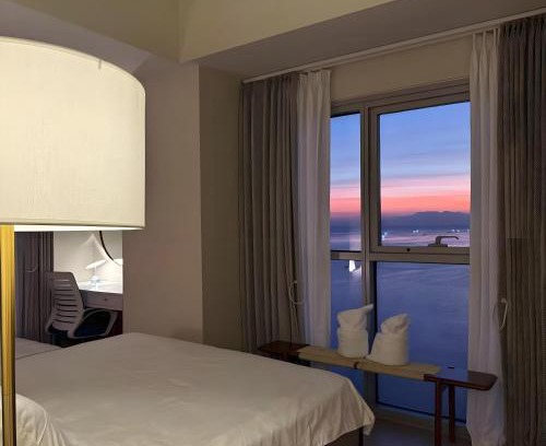Tambo Appartement | Modern 1BR with Balcony Facing Infinity Pool Manila Bay Sunset Near Airports OKADA Solaire MOA