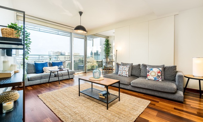 Sant Adria de Besos Appartement | Appartement moderne de 2 chambres à coucher avec balcon et accès à la piscine près de Forum Beach