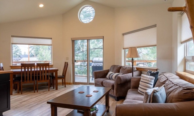 Sisters Maison | Modern 2 bdrm Walk to Downtown Sisters