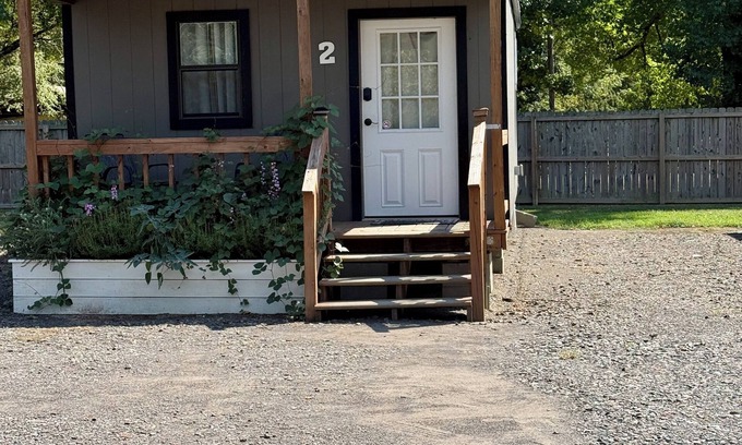 Plainview Cabine | Modern 2 bed cabin 2 miles from Lake Nimrod and within 30 mins of 4 state parks