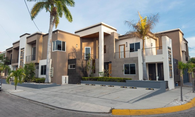 Lomas de Mazatlan Copropriété | Modern 2‑Bed Condo in Golden Zone: Walk Everywhere!