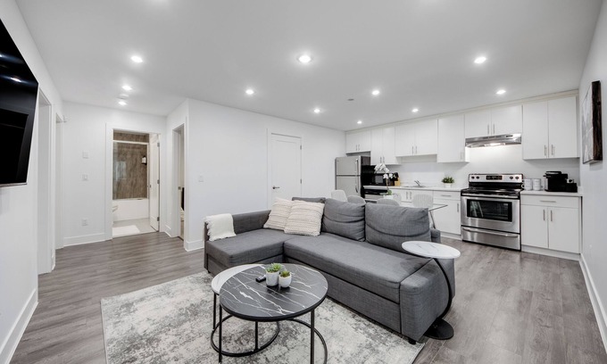 North Vancouver Maison | Modern 2 Bedroom + Sofa Bed Suite Near Capilano Bridge & Trails